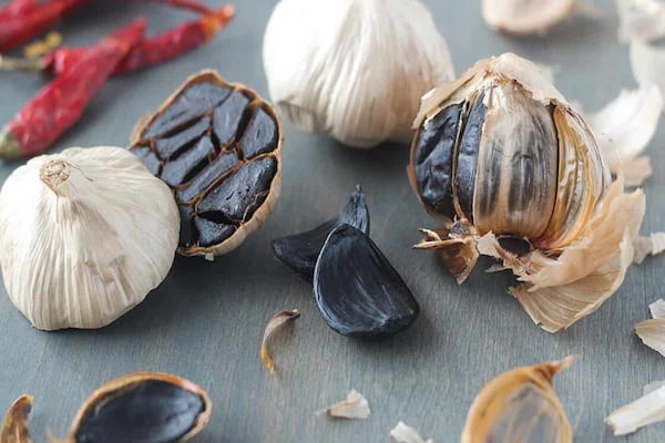 انواع سیر سیاه فرآوری شده دارای طعم ملایم و مطلوب